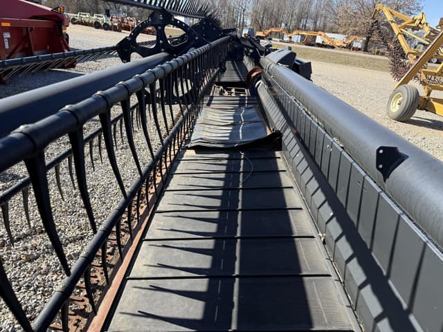 Image of MacDon FD75D equipment image 3