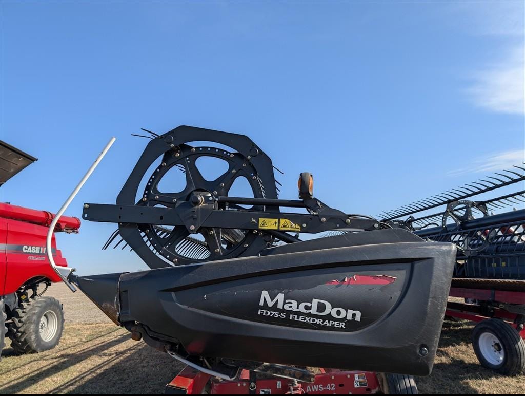 2016 MacDon FD75S Equipment Image0