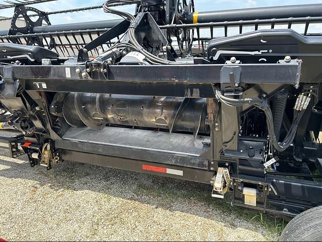 Image of MacDon FD75S equipment image 3