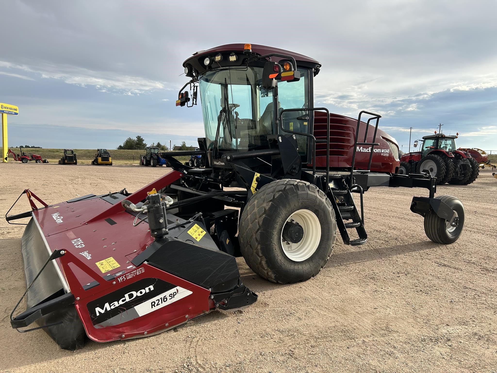 2016 MacDon M1240 Equipment Image0