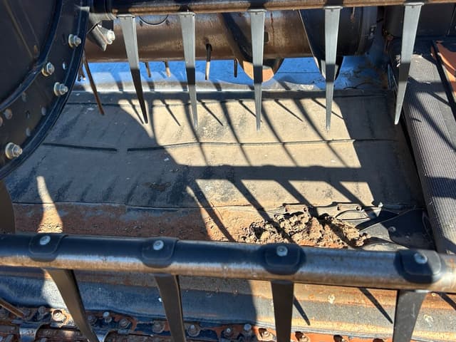 Image of MacDon D65-D equipment image 3