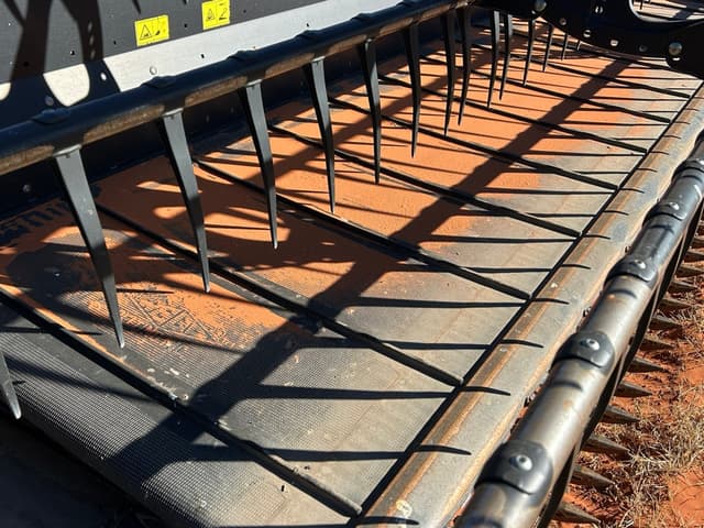 Image of MacDon D65-D equipment image 2