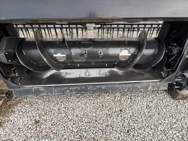 Image of MacDon FD75S equipment image 2