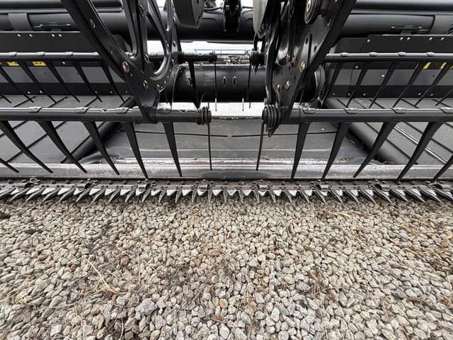 Image of MacDon FD75S equipment image 3