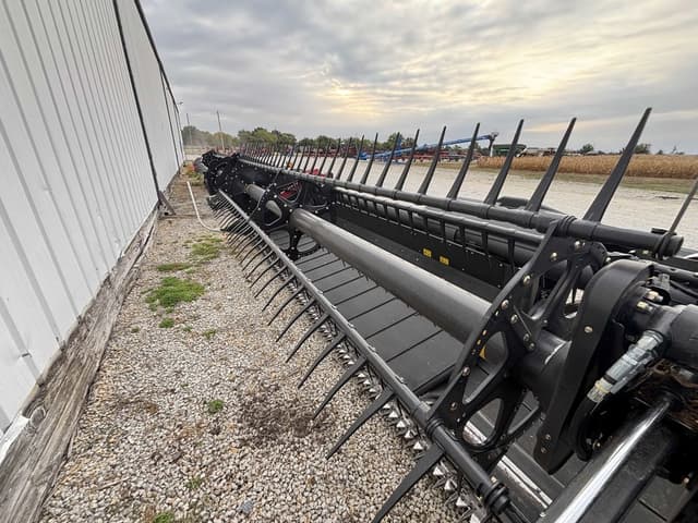 Image of MacDon FD75S equipment image 4