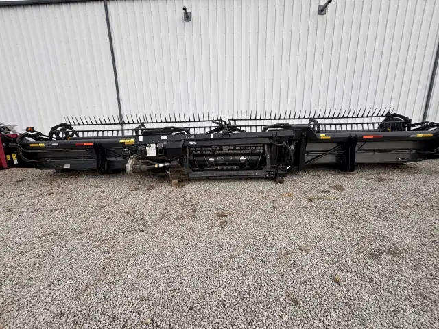 Image of MacDon FD75S equipment image 1