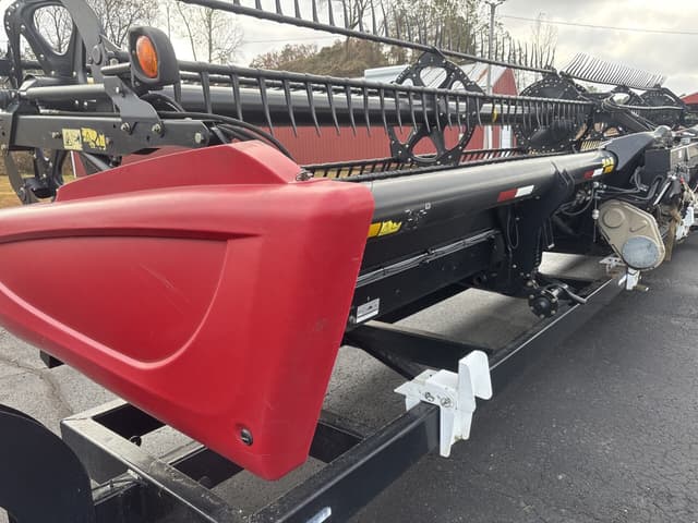 Image of MacDon FD75S equipment image 2