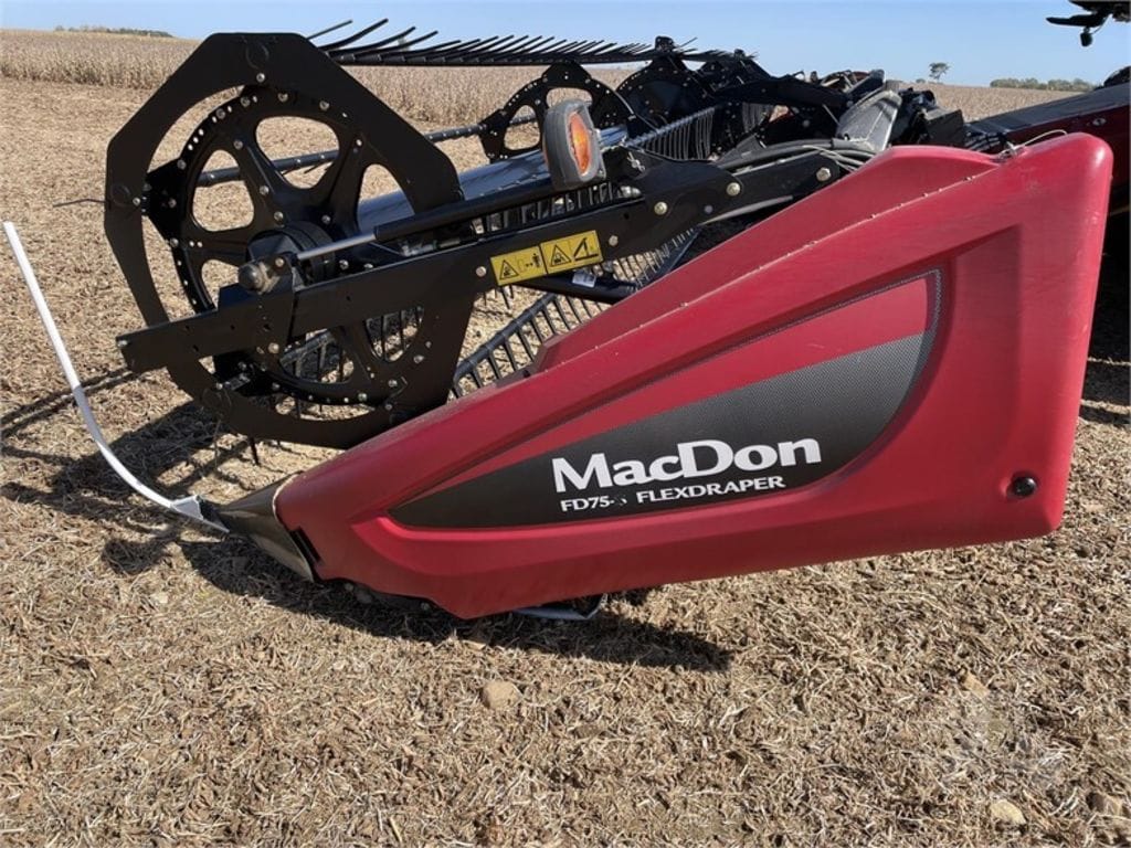 2016 MacDon FD75 Equipment Image0