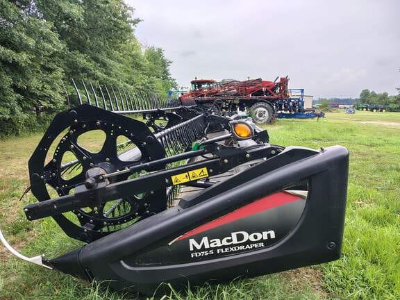 2016 MacDon FD75S Equipment Image0
