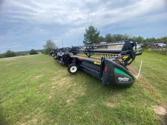 2016 MacDon FD75 Equipment Image0