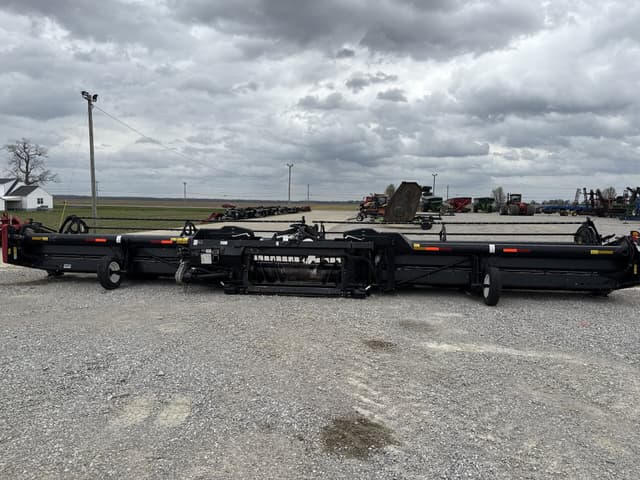 Image of MacDon FD75S equipment image 3