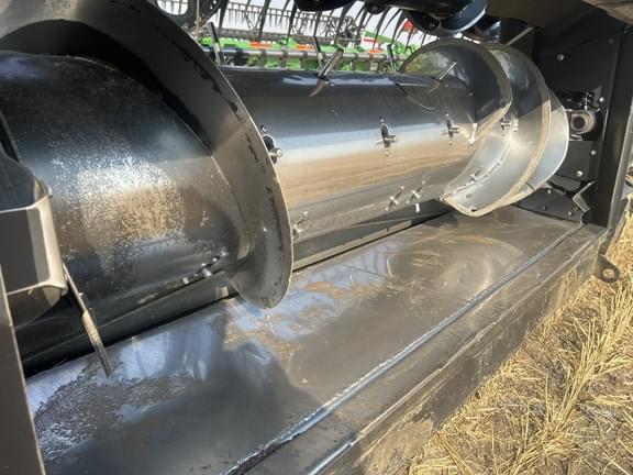 Image of MacDon FD75S equipment image 4