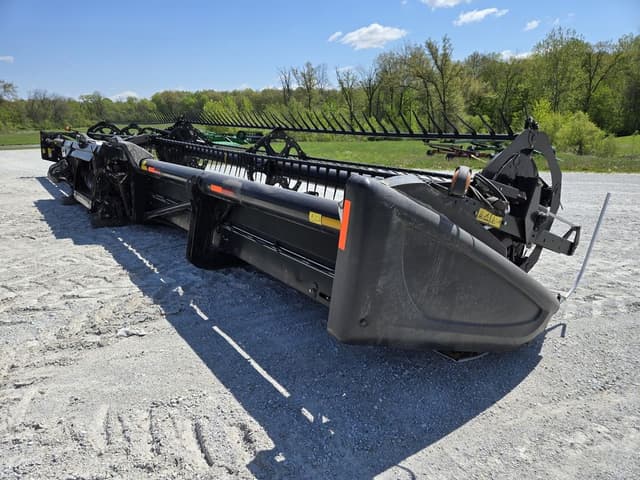 Image of MacDon FD75-45 equipment image 4