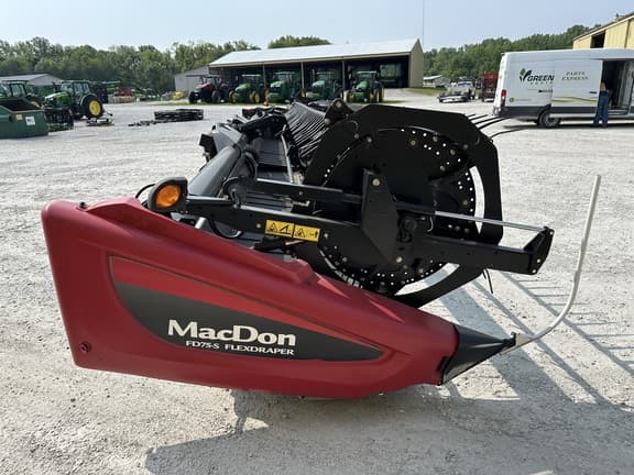 Image of MacDon FD75-S equipment image 4