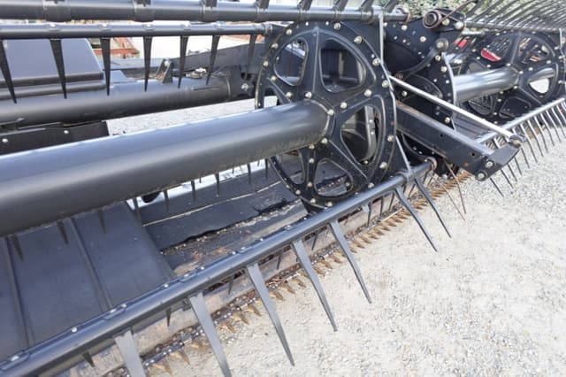 Image of MacDon FD75S equipment image 2