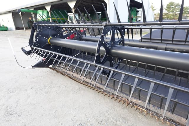 Image of MacDon FD75S equipment image 4