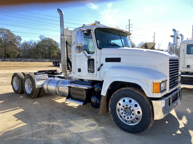 Image of Mack CHU613 equipment image 3