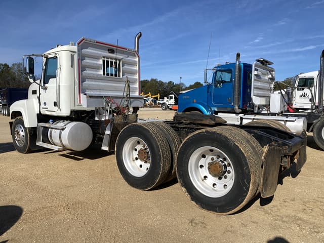 Image of Mack CHU613 equipment image 1