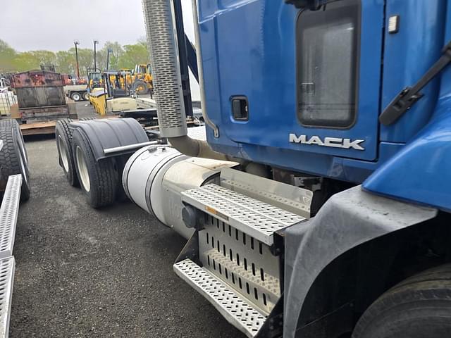 Image of Mack CXU613 equipment image 4