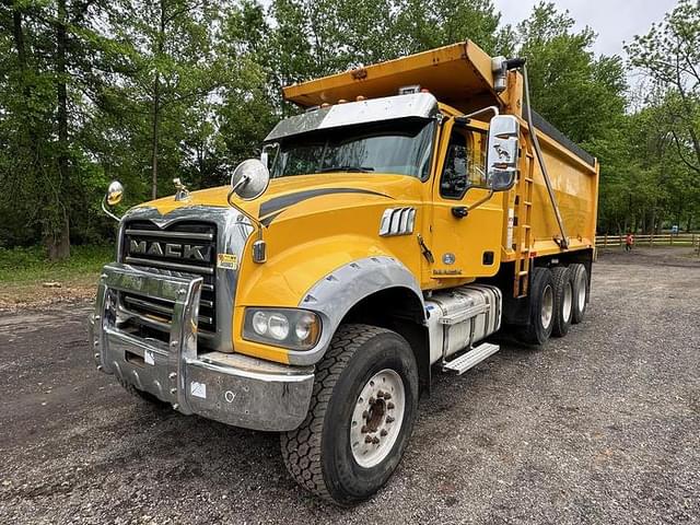Image of Mack Granite GU713 equipment image 1