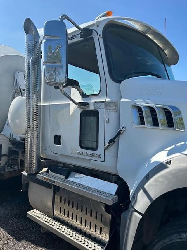 Image of Mack GU700 equipment image 2
