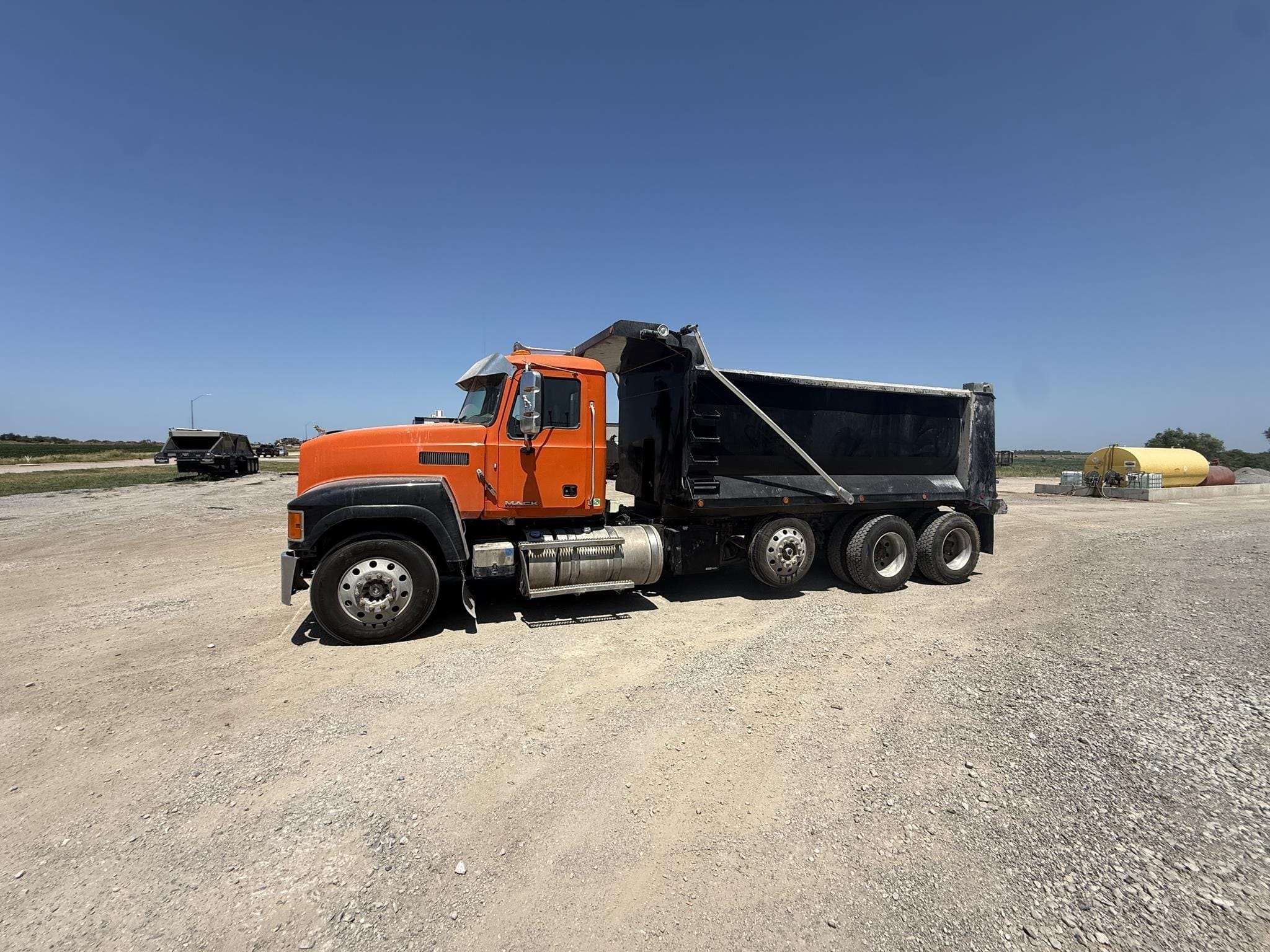 2016 Mack Pinnacle CHU613 Equipment Image0