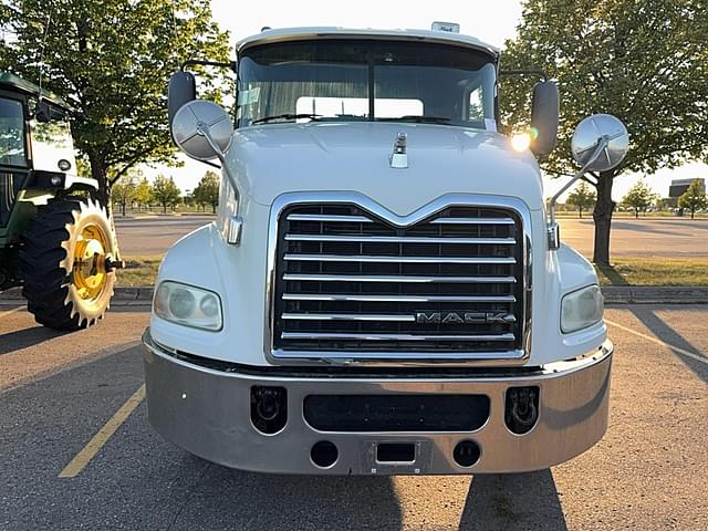 Image of Mack Pinnacle CXU613 equipment image 2