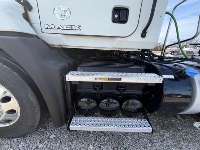 Image of Mack Pinnacle CXU613 equipment image 4
