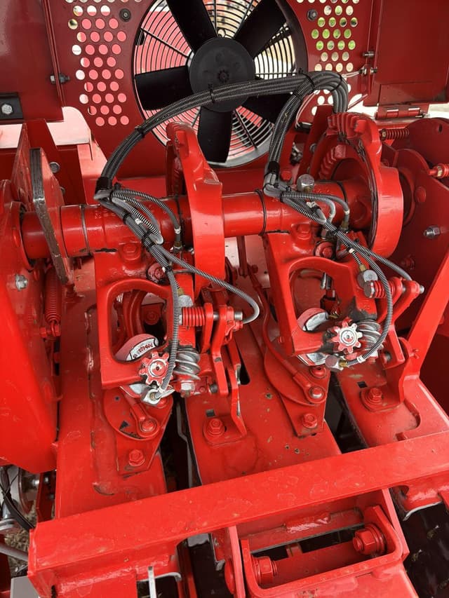 Image of Massey Ferguson 1842 equipment image 4