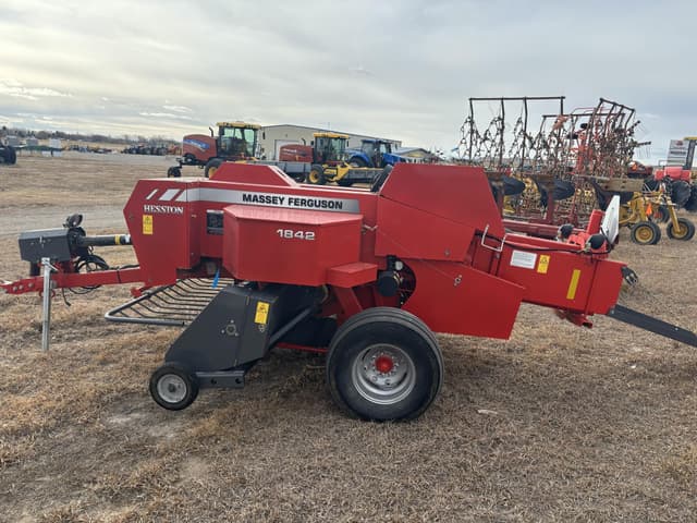 Image of Massey Ferguson 1842 equipment image 2