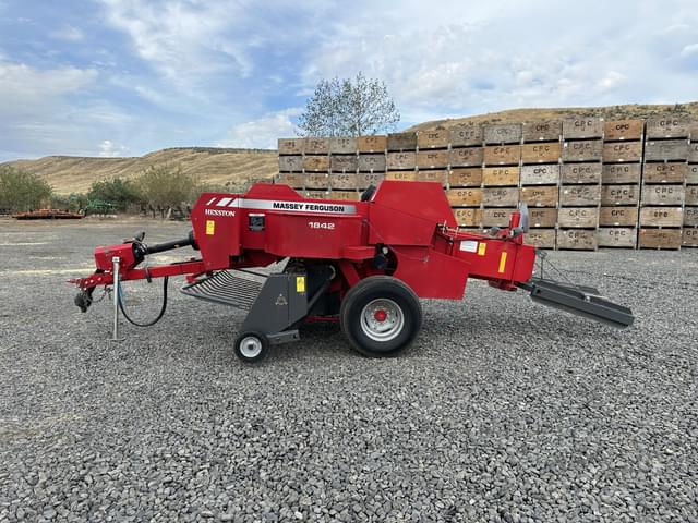 Image of Massey Ferguson 1842 equipment image 1
