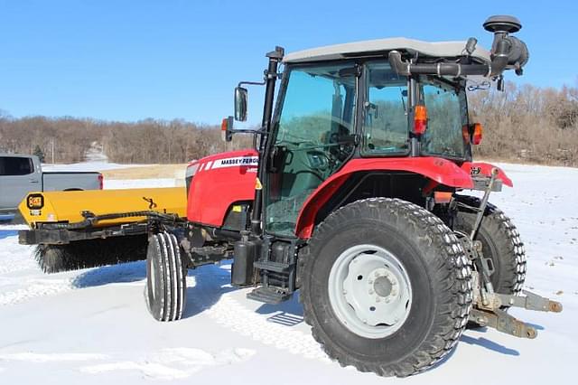 Image of Massey Ferguson 4607M equipment image 2