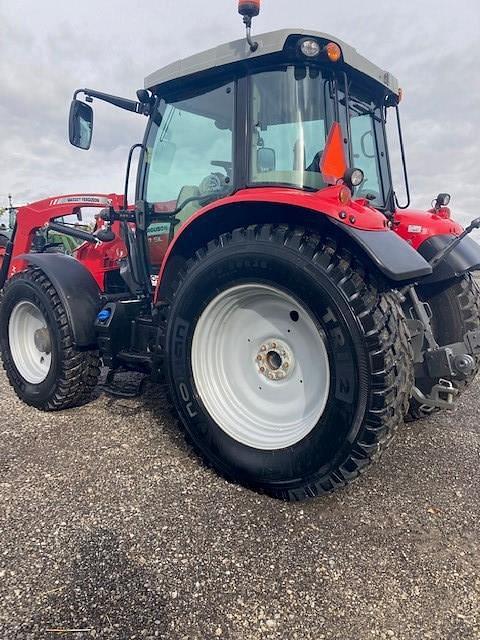 Image of Massey Ferguson 5711SL equipment image 4