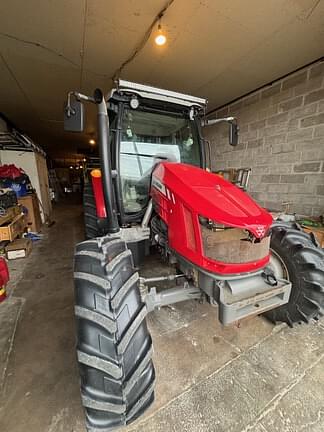 Image of Massey Ferguson 5712SL equipment image 2