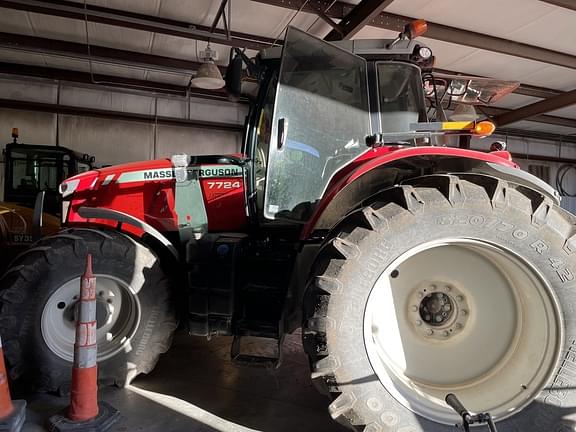 Image of Massey Ferguson 7724 equipment image 1