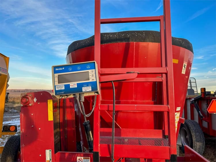 2016 Meyer F470 Hay and Forage Grinders/Mixers for Sale Tractor Zoom