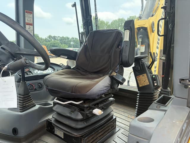 Image of New Holland B95C equipment image 4