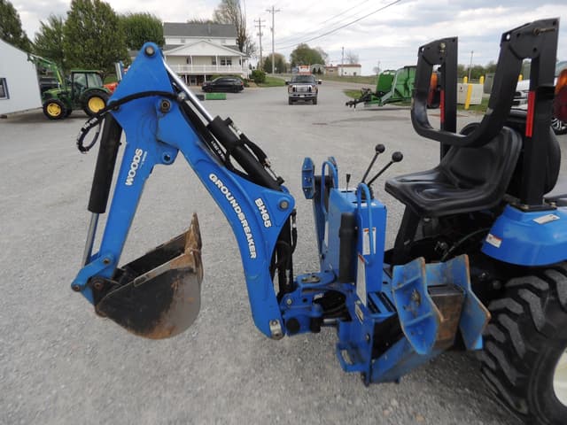 Image of New Holland Boomer 24 equipment image 4