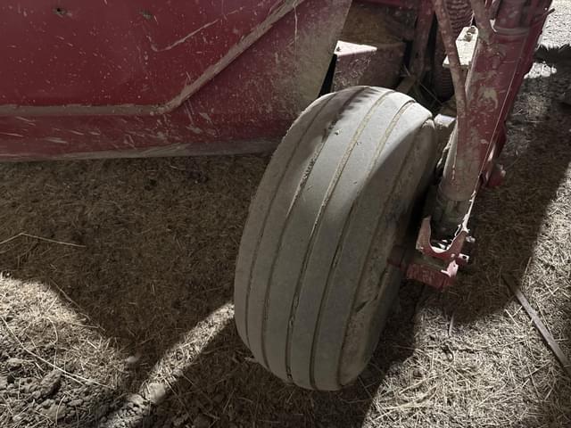 Image of New Holland 313 equipment image 4