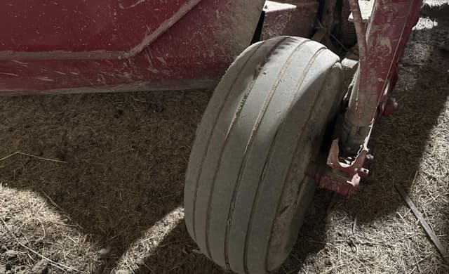 Image of New Holland 313 equipment image 4