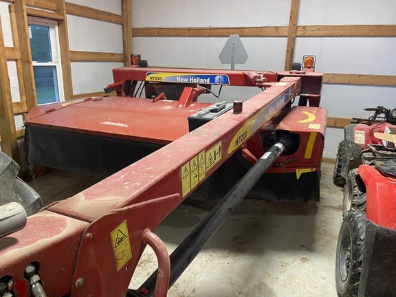 2016 New Holland H7220 Equipment Image0