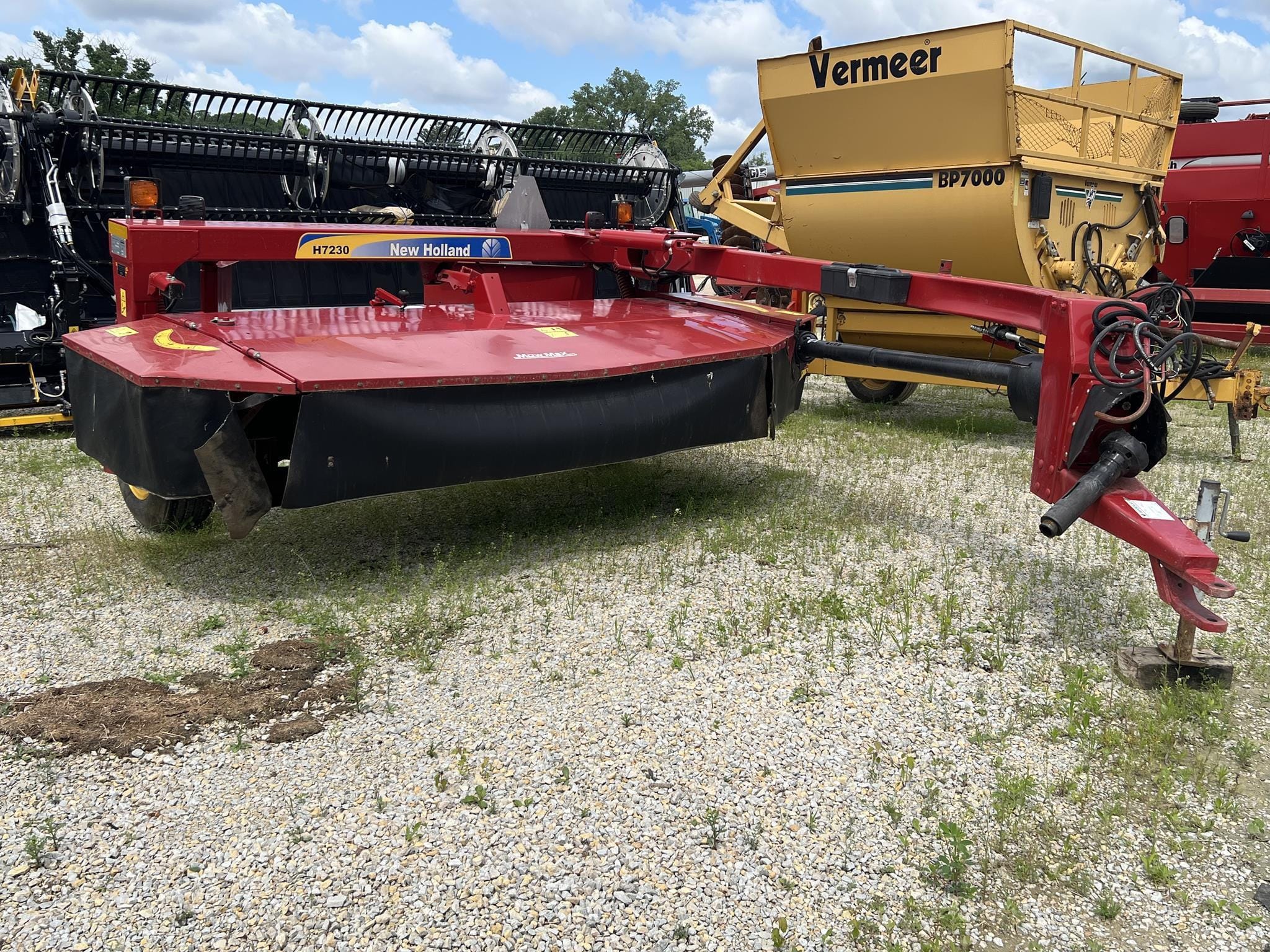 2016 New Holland H7230 Equipment Image0