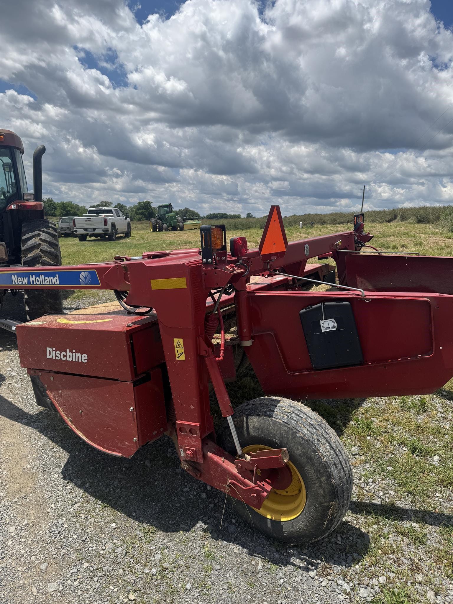 2016 New Holland H7230 Equipment Image0