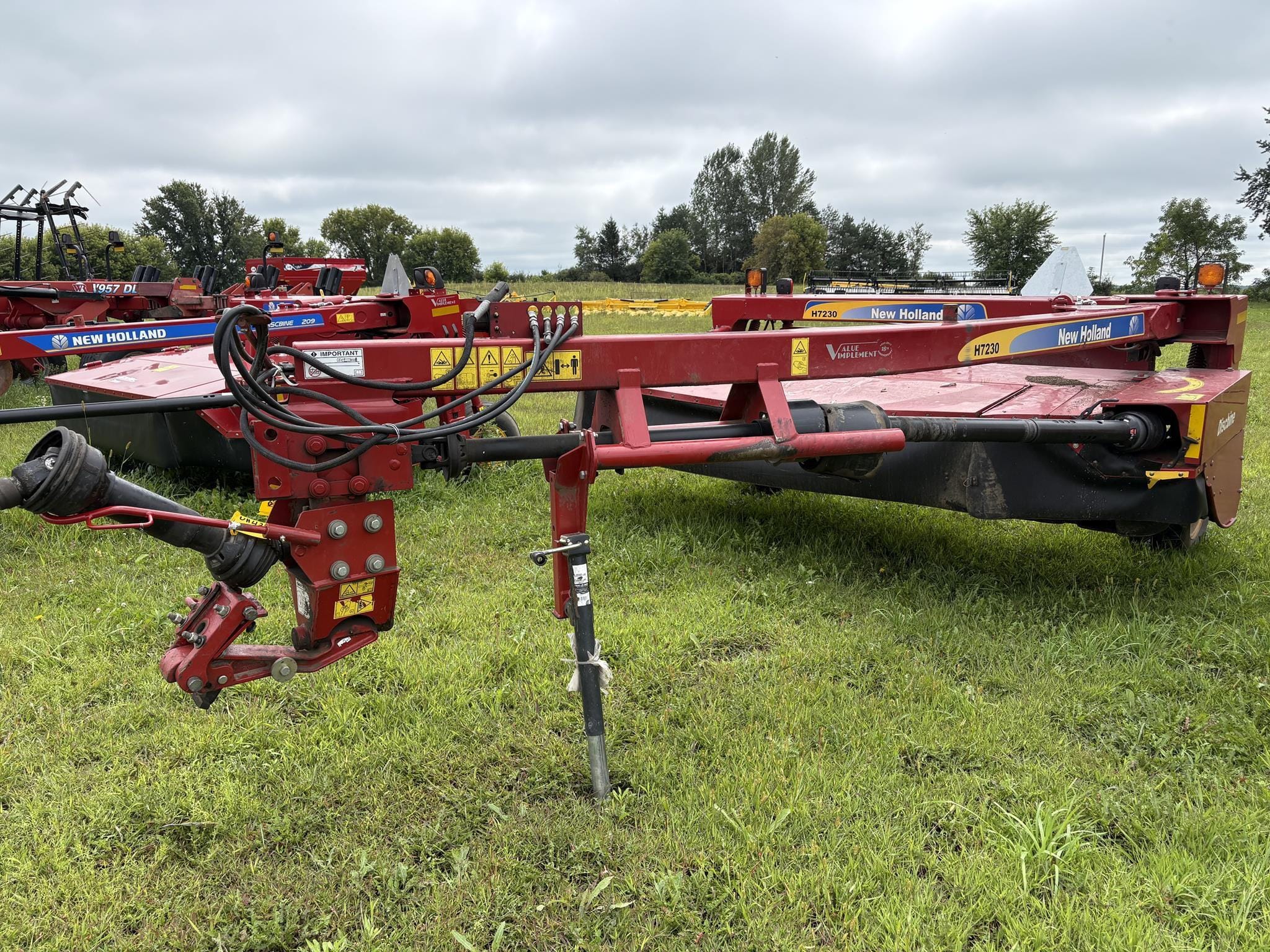 2016 New Holland H7230 Equipment Image0