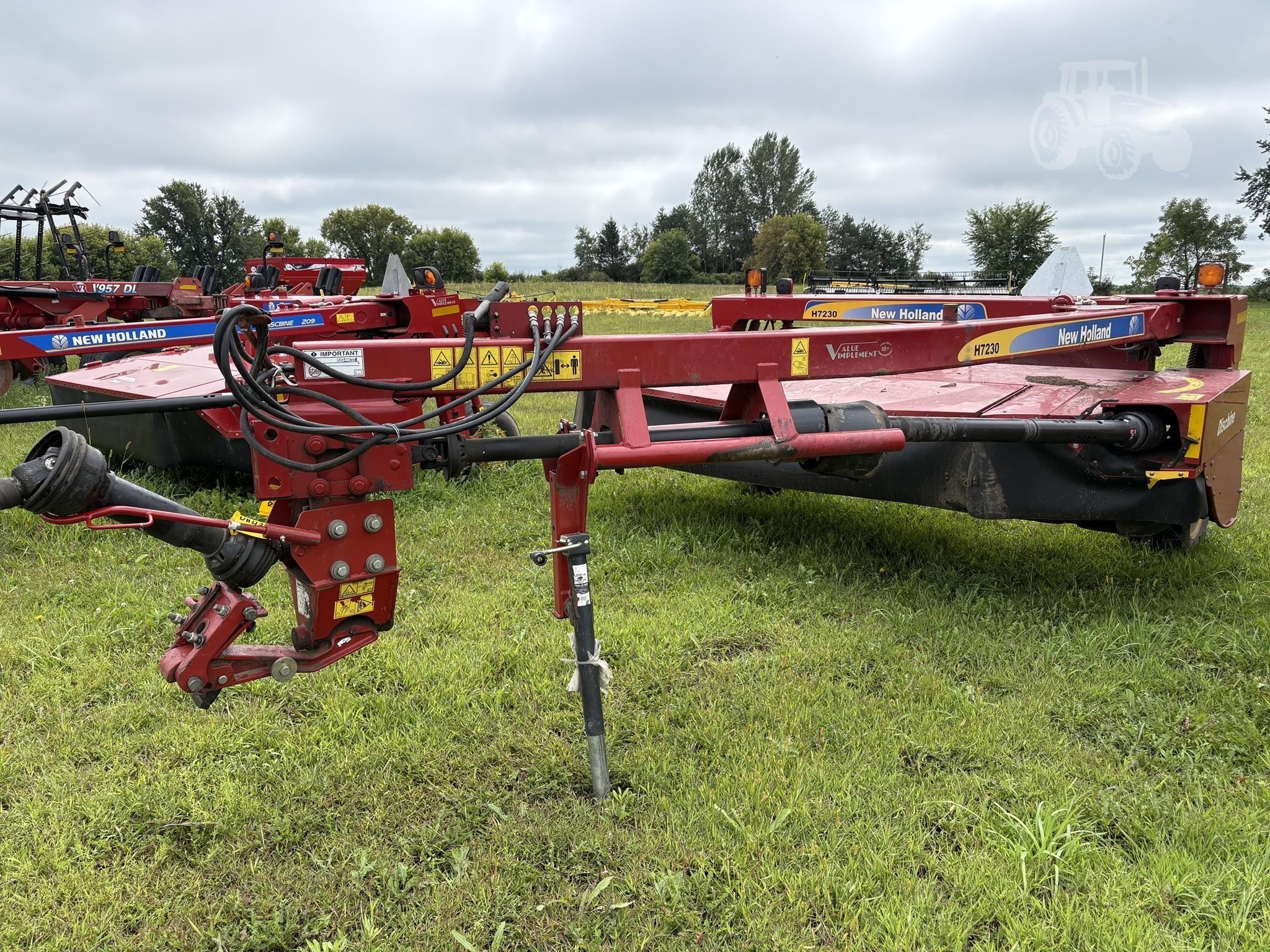2016 New Holland H7230 Equipment Image0