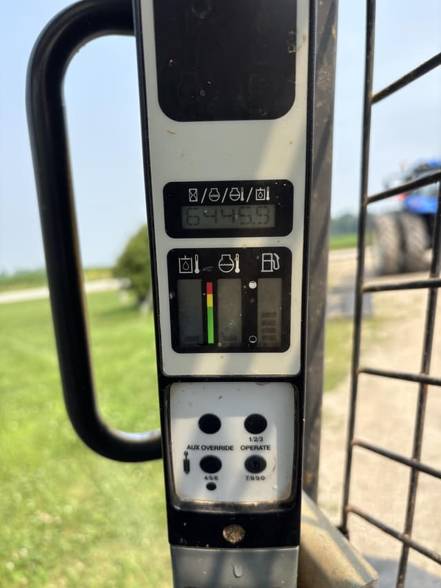 Image of New Holland L218 equipment image 3