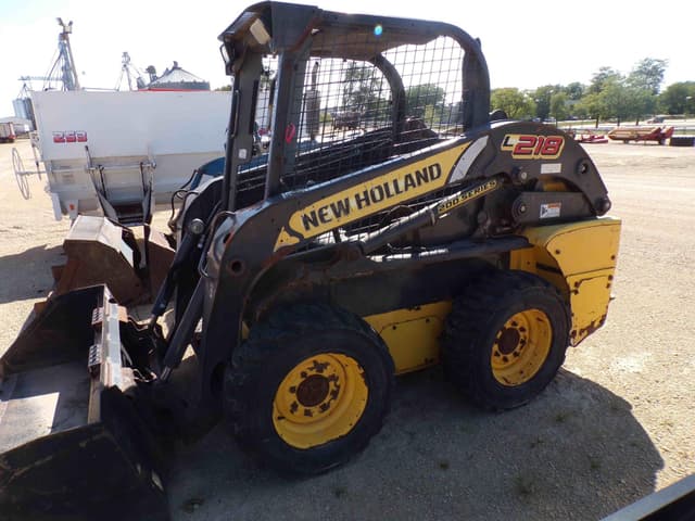 Image of New Holland L218 equipment image 3