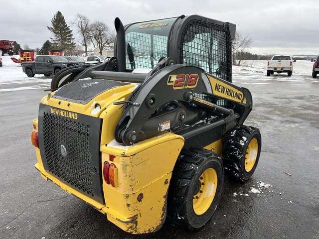 Image of New Holland L218 equipment image 2