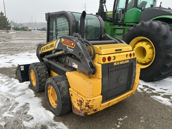 Image of New Holland L220 equipment image 4