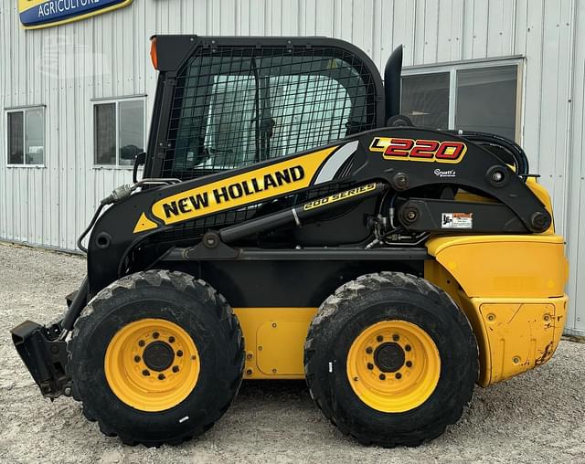 Image of New Holland L220 equipment image 1